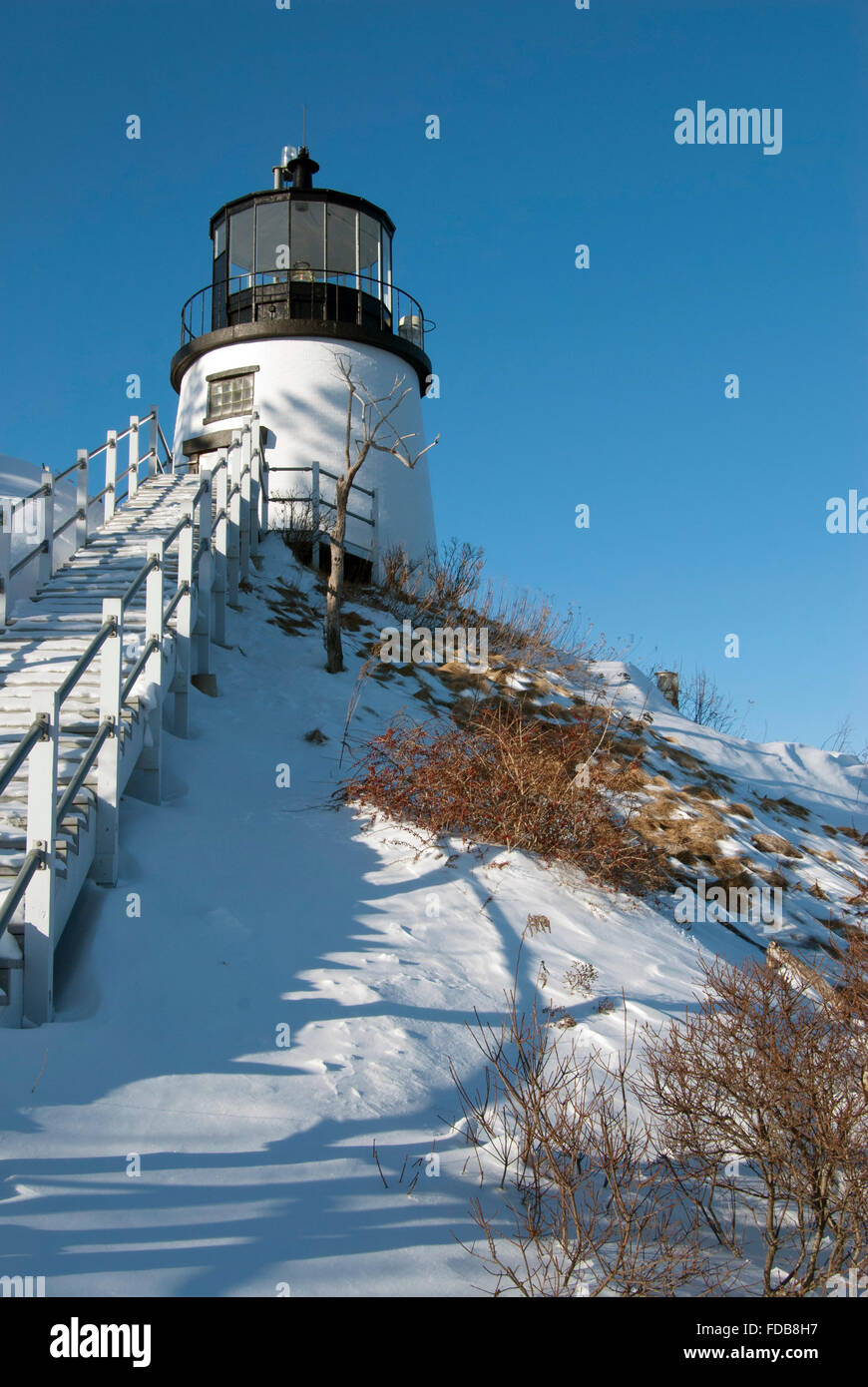 Historischen Owls Head Lighthouse sitzt auf einem schneebedeckten Felsen in Maine. Stockfoto
