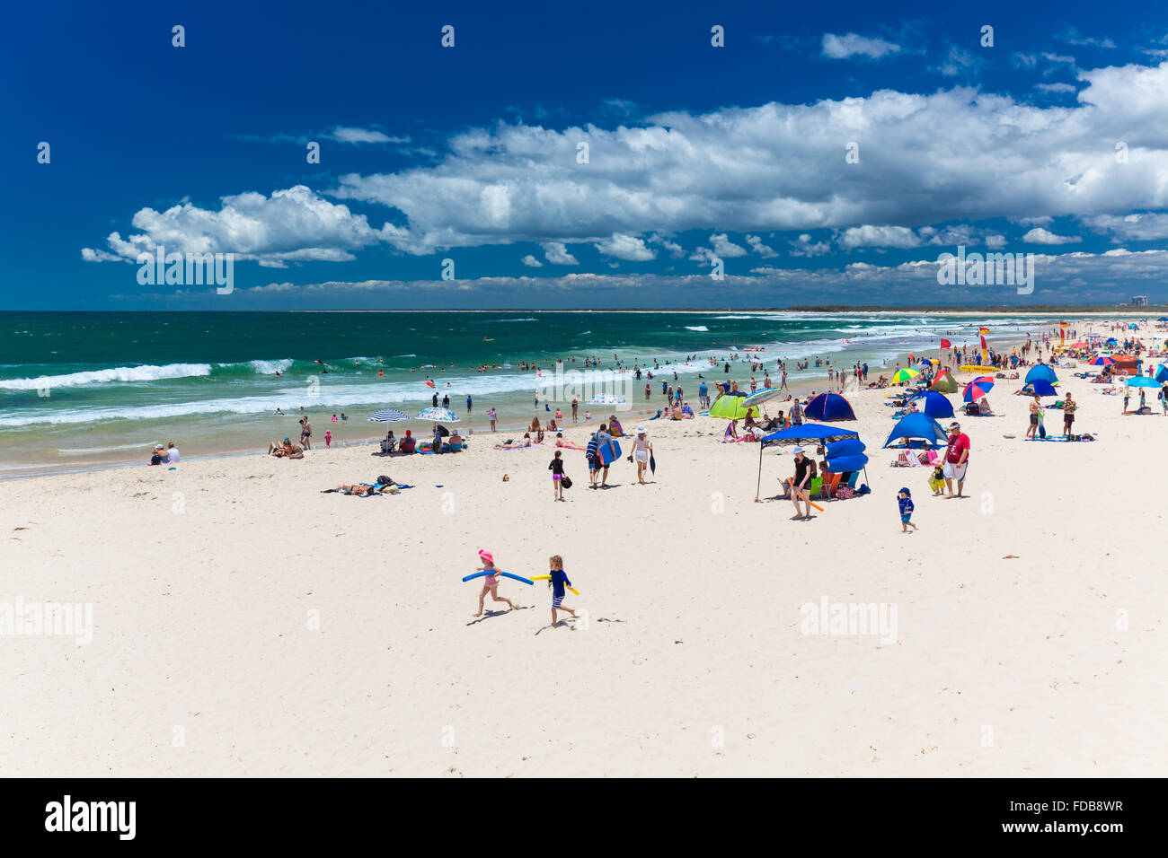 CALOUNDRA, ÖST - 6. Dezember 2015: Heißer sonniger Tag am Kings Beach Calundra, Queensland, Australien Stockfoto