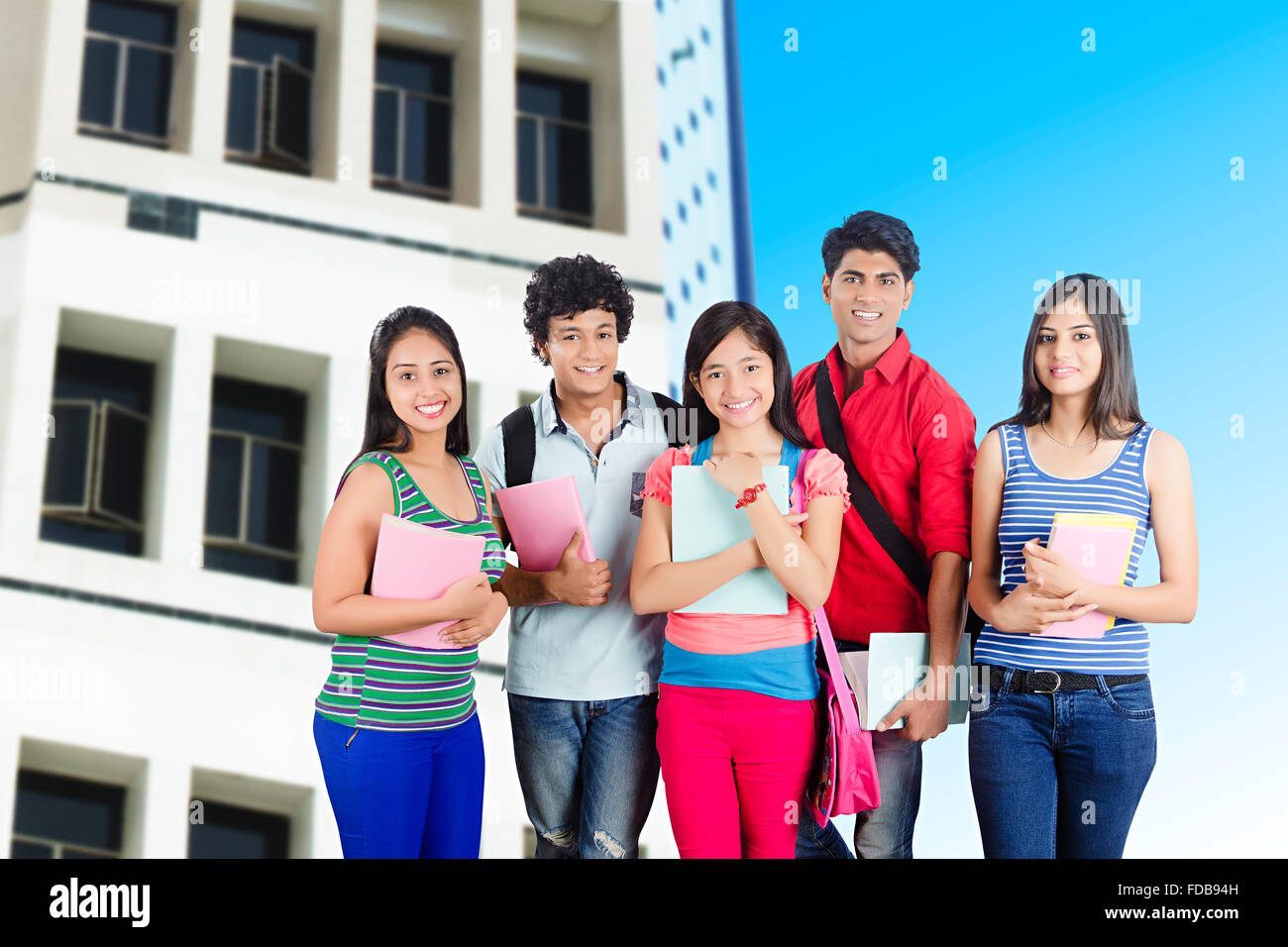 Teenager Gruppe Freunde Student Campus stehend Stockfoto
