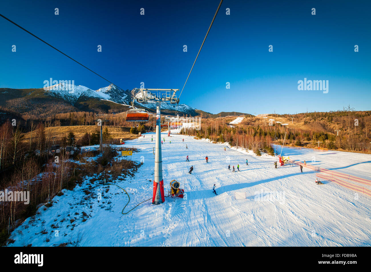TATRANSKA LOMNICA, Slowakei, 23. Dezember 2015: Seilbahn auf ein beliebtes Skigebiet in Tatranska Lomnica, Tatra, mit 6 km lang zu tun Stockfoto