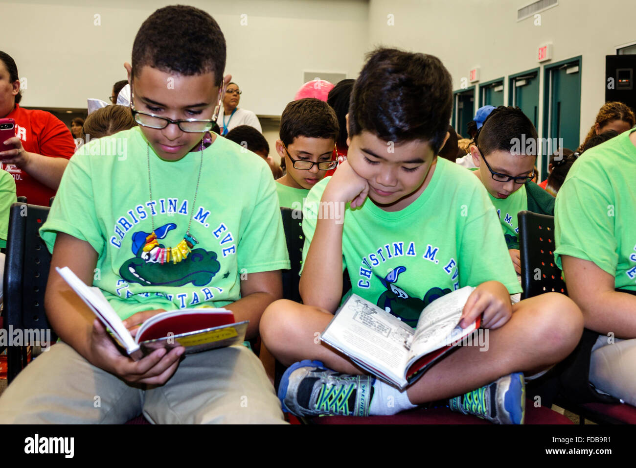 Miami Florida, Buchmesse International, Miami Dade College Campus, Literatur, Festival, jährliche Studenten Studenten Schwarze Asiaten, männliche Jungen Jungen Kinder cla Stockfoto