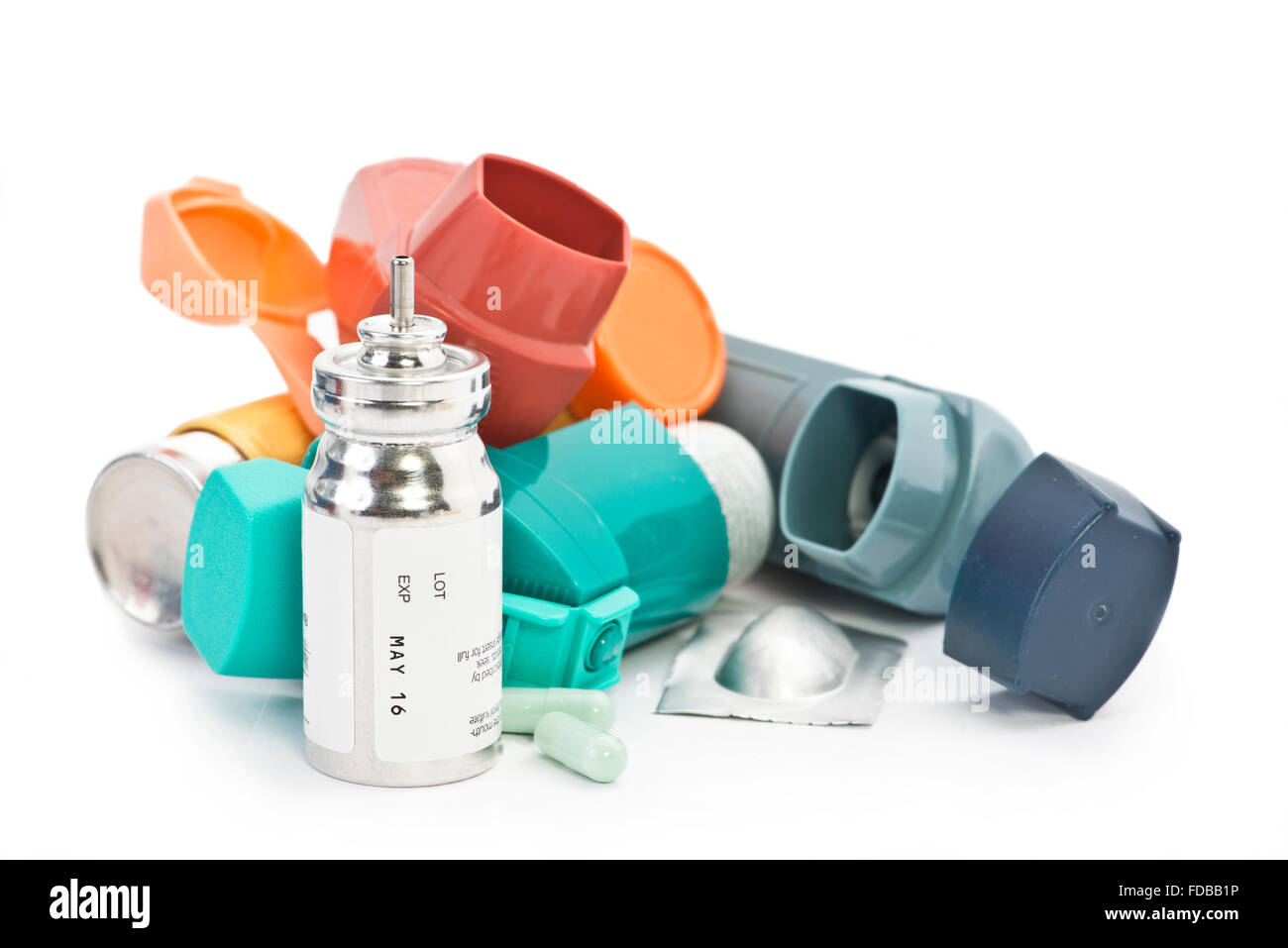 Bunte Asthma-Inhalatoren und Asthma-Medikamente auf weißem Hintergrund. Albuterol Sulfate ist eine gemeinsame nicht geschützte Medikamente Stockfoto