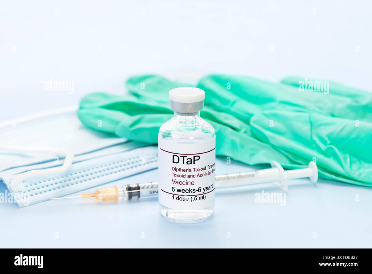 DTaP Impfstoff Fläschchen mit Handschuhe, Maske, Spritze.  Label ist fiktive (Fake) und hat keine Ähnlichkeit mit einem bekannten Produkt. Stockfoto