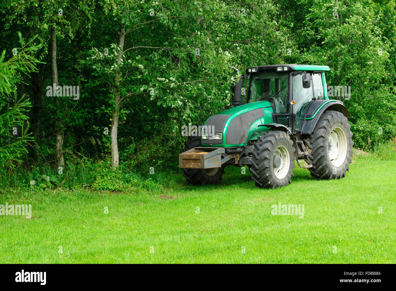 Traktor in der seitenansicht des feldes Fotos und Bildmaterial in