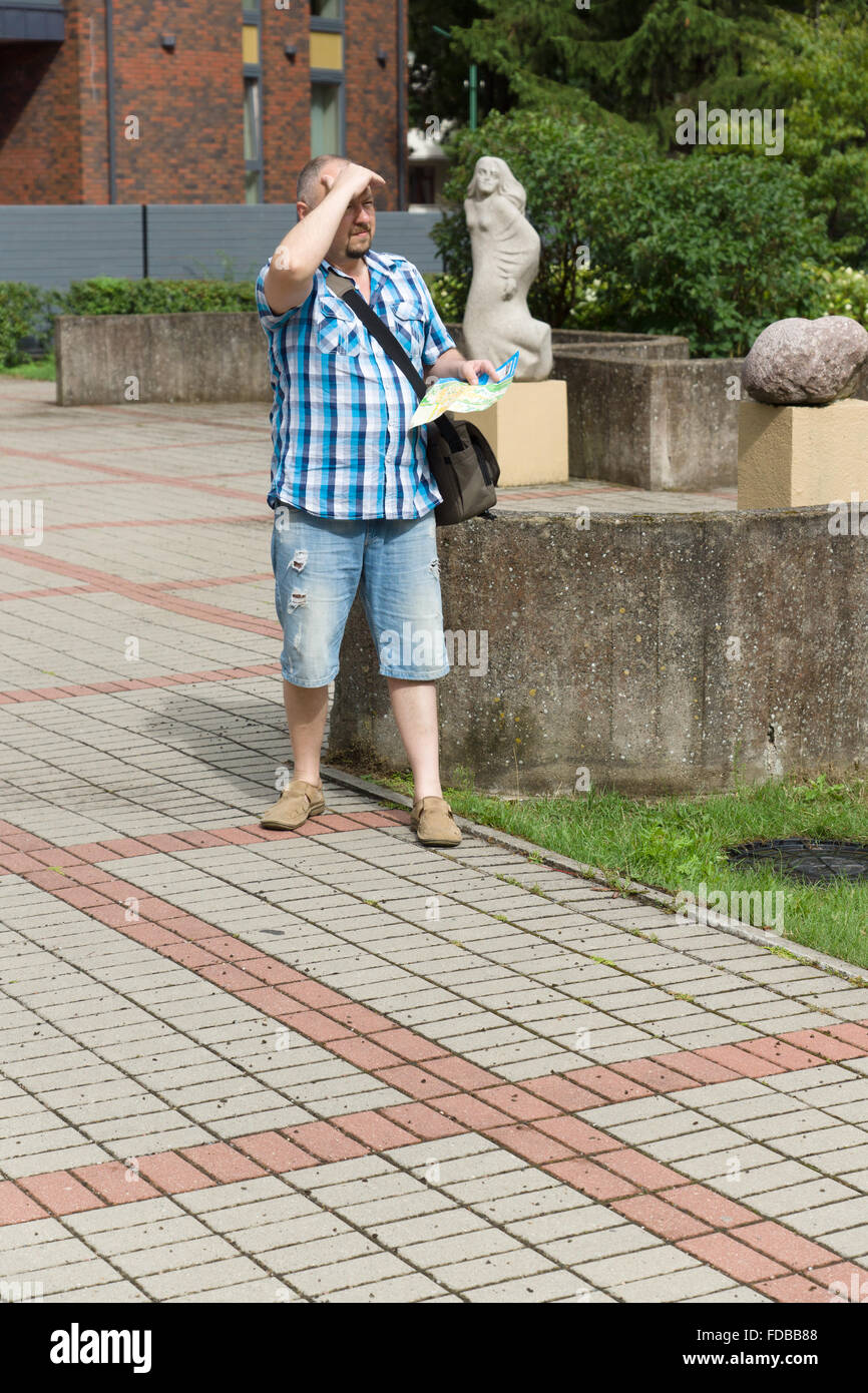 der Mann der touristischen sieht Runde in der fremden Stadt Stockfoto