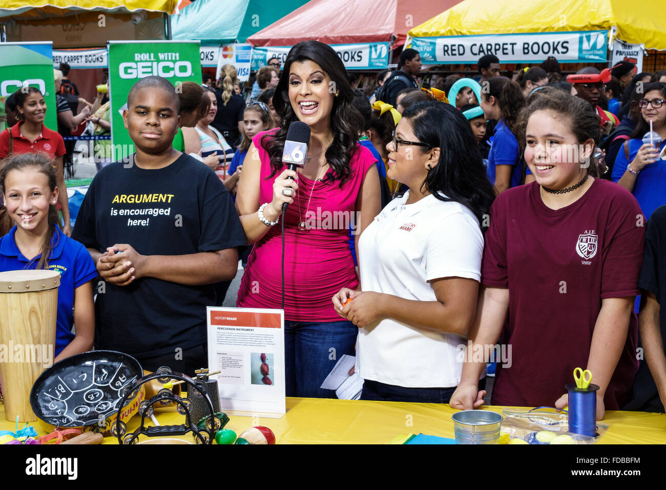 Miami Florida, Buchmesse International, Campus des Miami Dade College, Literatur, Festival, jährliche ethnische Erwachsene Hispanic, Frauen, Medien, Zeitschrift Stockfoto