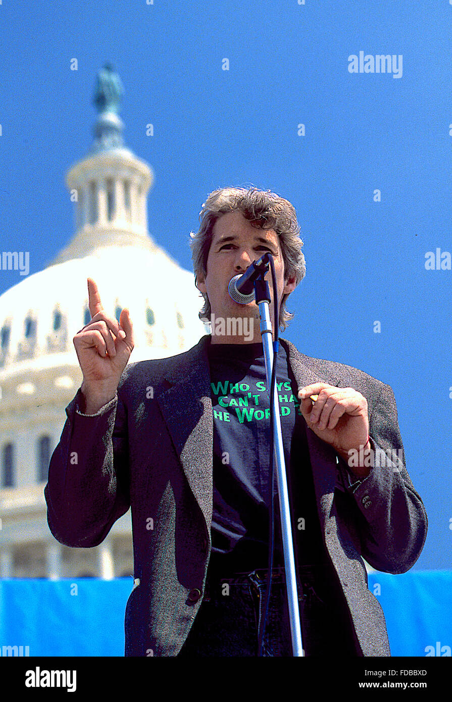 Washington, DC, USA, 22. April 1990 Richard Gere am Earth Day. Earth Day ist eine jährliche Veranstaltung, feierte am 22. April, an dem Tag weltweit Veranstaltungen, Unterstützung für den Umweltschutz unter Beweis stellen. Es ist wurde zuerst im Jahr 1970 gefeiert und jetzt von Earth Day Network weltweit koordiniert und in mehr als 192 Ländern jedes Jahr gefeiert. Bildnachweis: Mark Reinstein Stockfoto