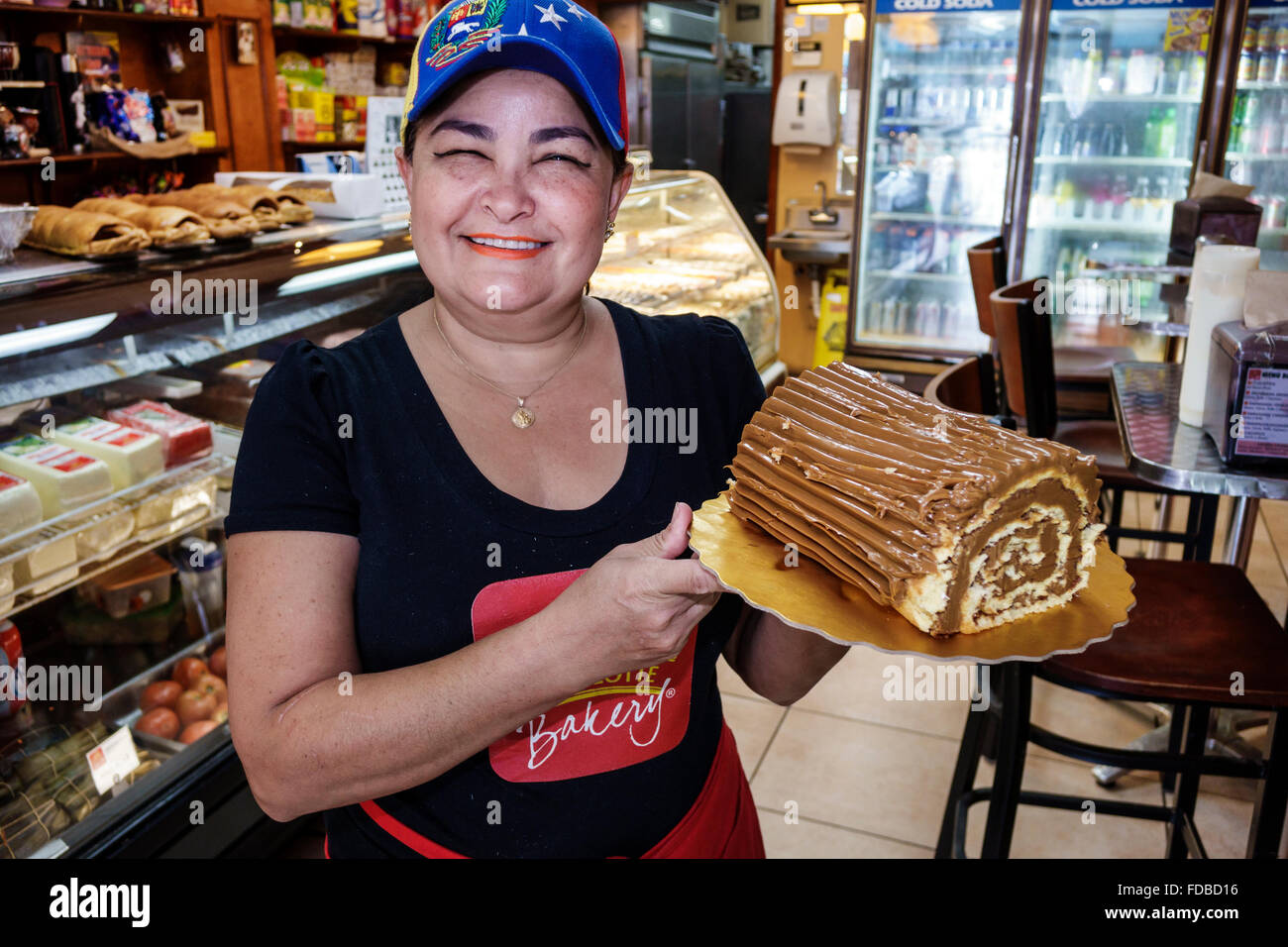 Miami Beach Florida, Washington Avenue, Charlotte Bakery, innen, Hispanic Erwachsene, Frau weibliche Frauen, arbeitende Arbeiter, Angestellte Stockfoto