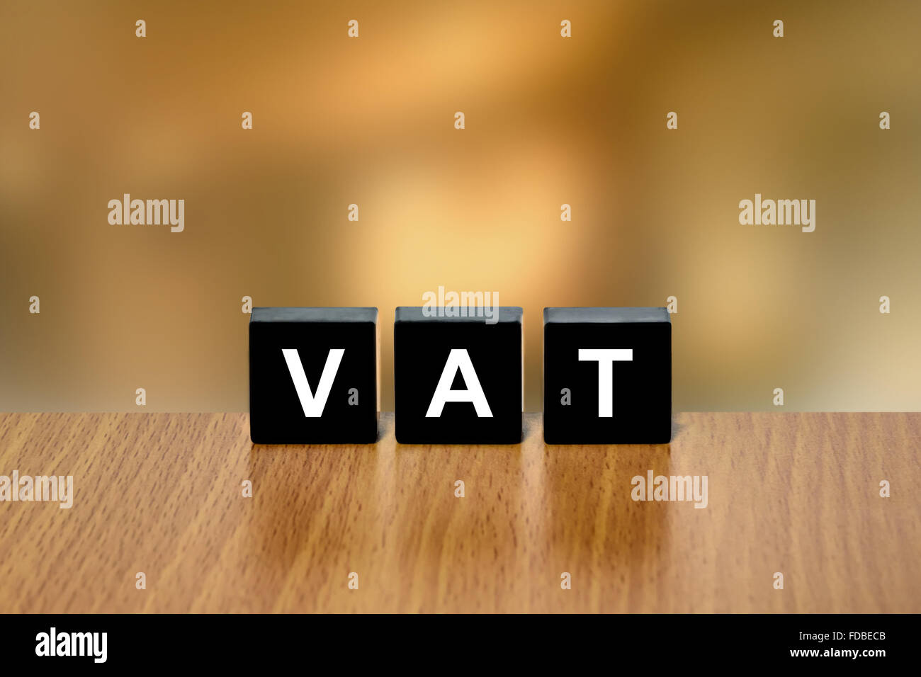 Mehrwertsteuer oder Wert der Mehrwertsteuer auf schwarzer Block mit unscharfen Hintergrund Stockfoto