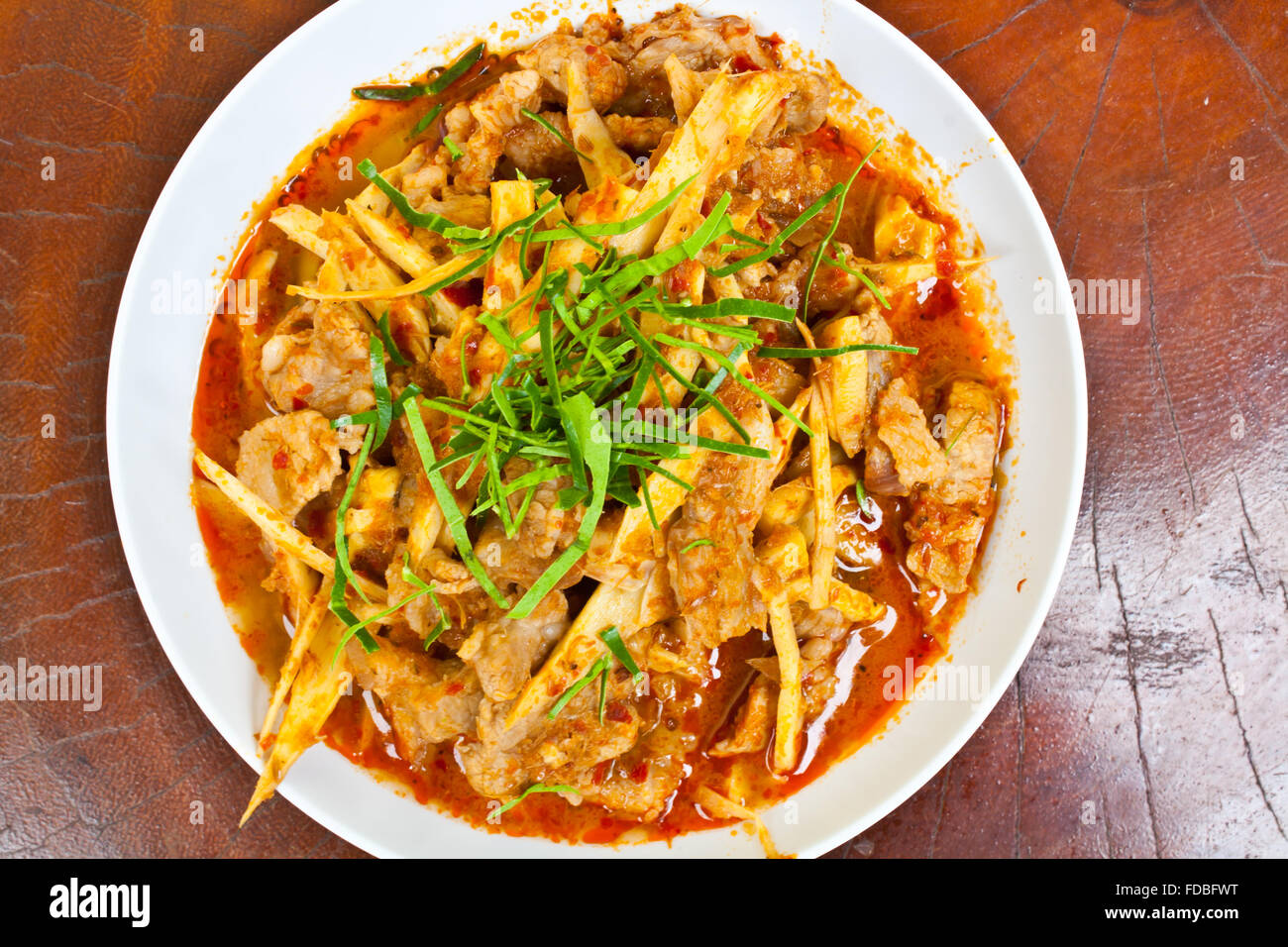 Rühren Sie gebratener Schweinebauch mit roter Currypaste und Bambussprossen Stockfoto