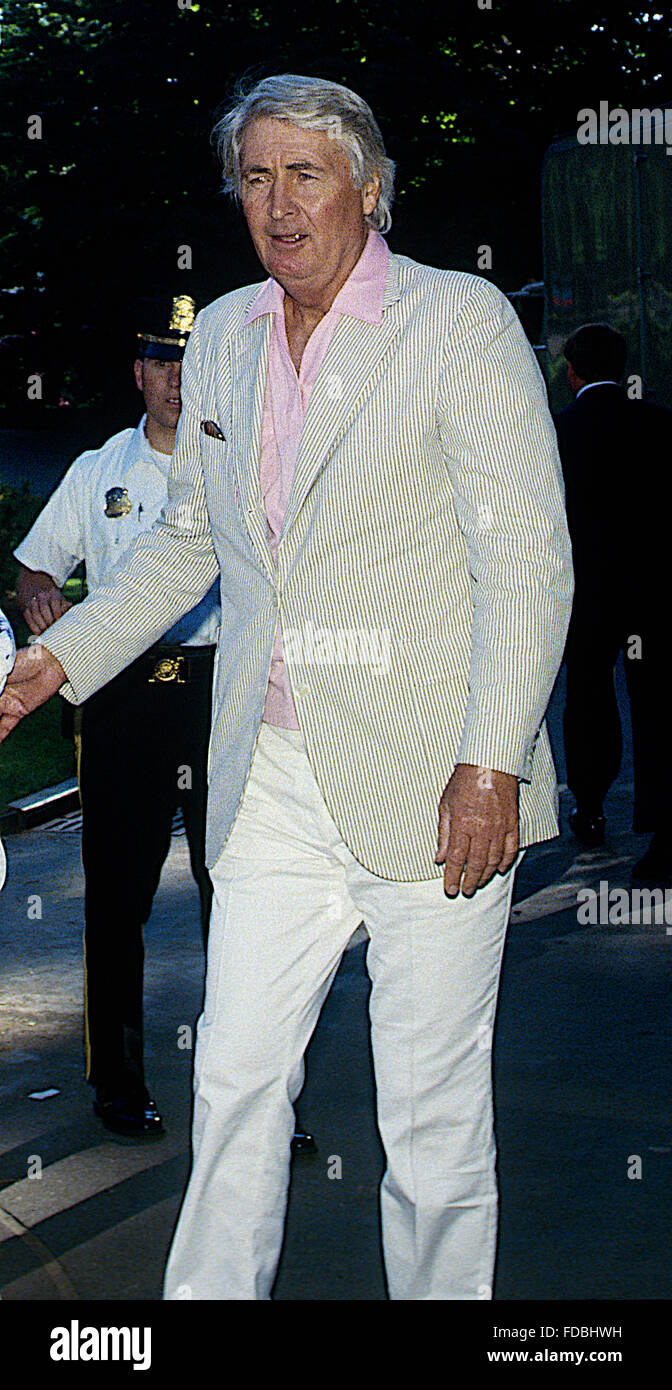 Washington, DC, USA, 18. Mai 1987 Fess Parker verlässt das Weiße Haus Kredit: Mark Reinstein Stockfoto