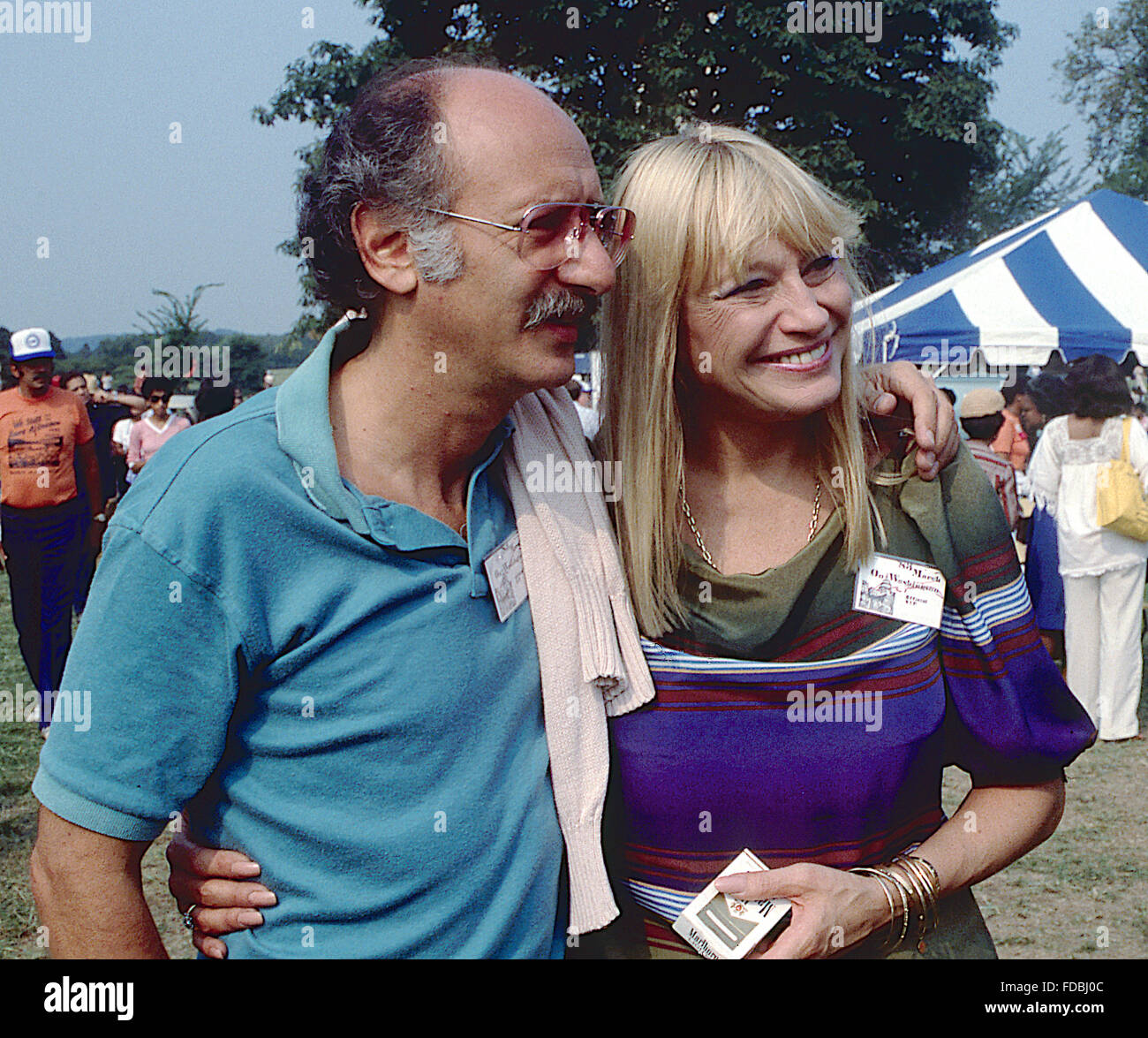 Washington, DC, USA, 27. August 1983 Peter Yarrow und Mary Travers von der Musikgruppe "Peter, Paul and Mary" together wieder auf den 20. Jahrestag der "Marsch auf Washington" Peter get, Paul and Mary waren ein USA Liedgesang Trio, dessen fast 50-Jahr-Karriere mit ihren Aufstieg begann zu einem Paradigma für die 1960er Jahre Volksmusik geworden. Das Trio bestand aus Volkslied Schriftsteller Peter Yarrow (Noel) Paul Stookey und Mary Travers. Nach dem Tod von Travers im Jahr 2009 weiterhin Schafgarbe und Stookey als Duo unter ihren individuellen Namen. Bildnachweis: Mark Reinstein Stockfoto