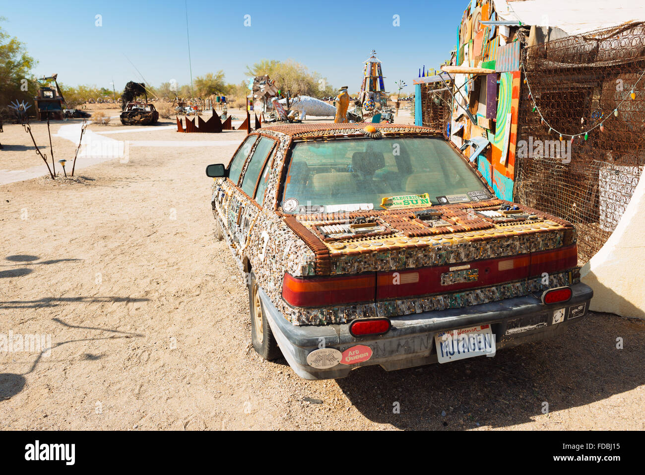 Skulpturale Kunst-Installation gemacht gefundener Objekte, in einer Sammlung namens "East Jesus," in Slab City, Kalifornien Stockfoto