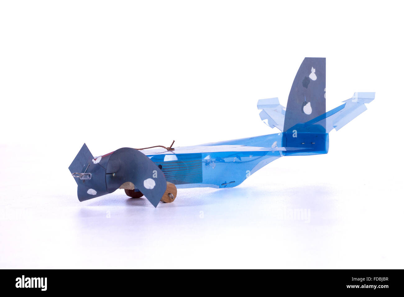Spielflugzeug gemacht manuell auf weißem Hintergrund Stockfoto