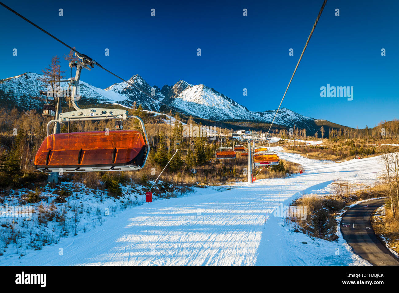 TATRANSKA LOMNICA, Slowakei, 23. Dezember 2015: Seilbahn auf ein beliebtes Skigebiet in Tatranska Lomnica, Tatra, mit 6 km lang zu tun Stockfoto