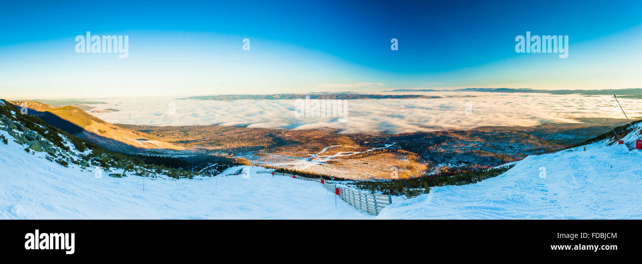TATRANSKA LOMNICA, Slowakei - 23. Dezember 2015: Panoramablick Skigebiet Tatranska Lomnica, Tatra. Stockfoto