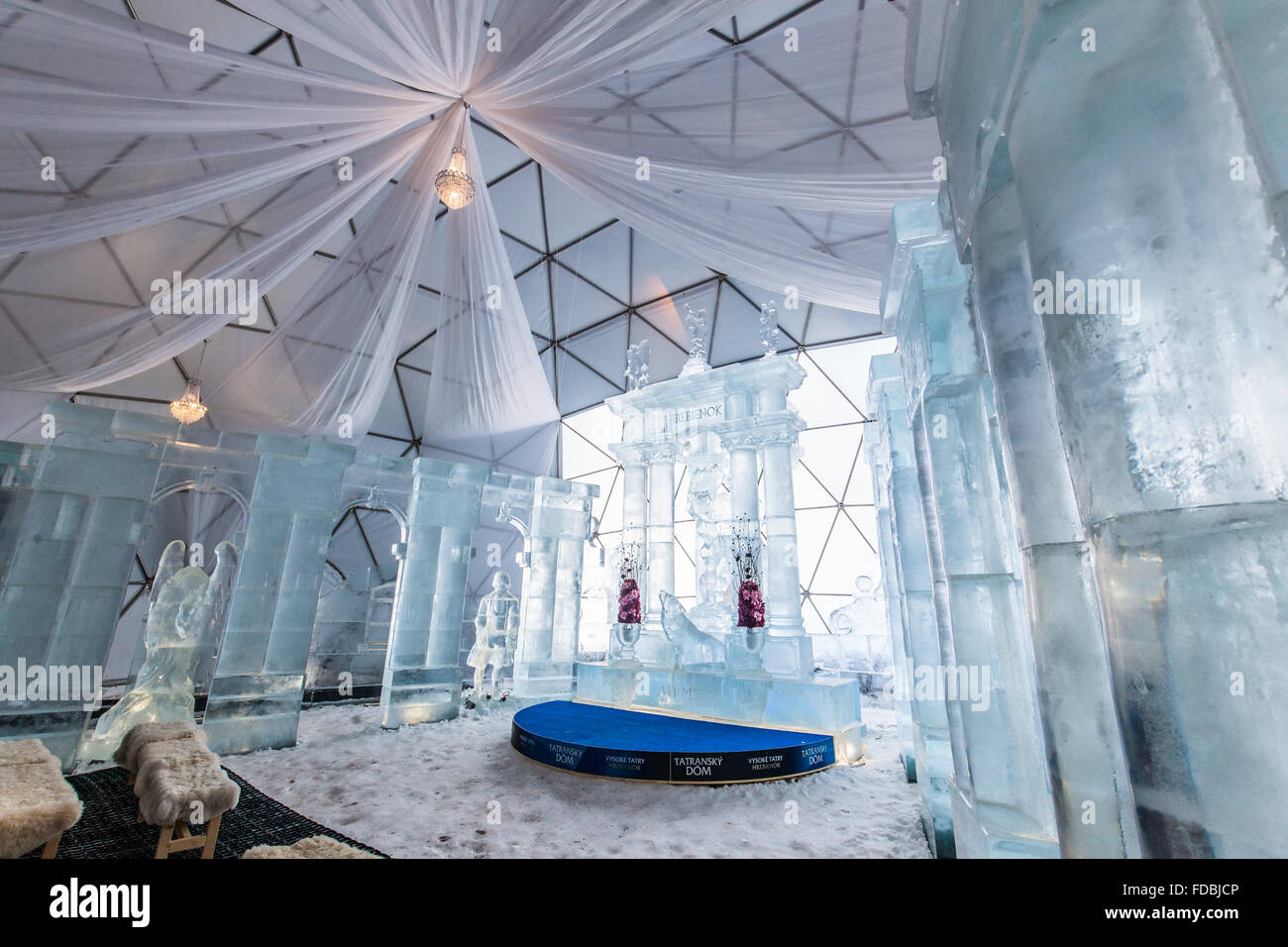 HREBIENOK, Slowakei - 6. Januar 2016: Eis in der hohen Tatra Tatra Haus, Hrebienok, Altar. Es gibt einen Altar mit Statuen aus Eis bauen. Stockfoto