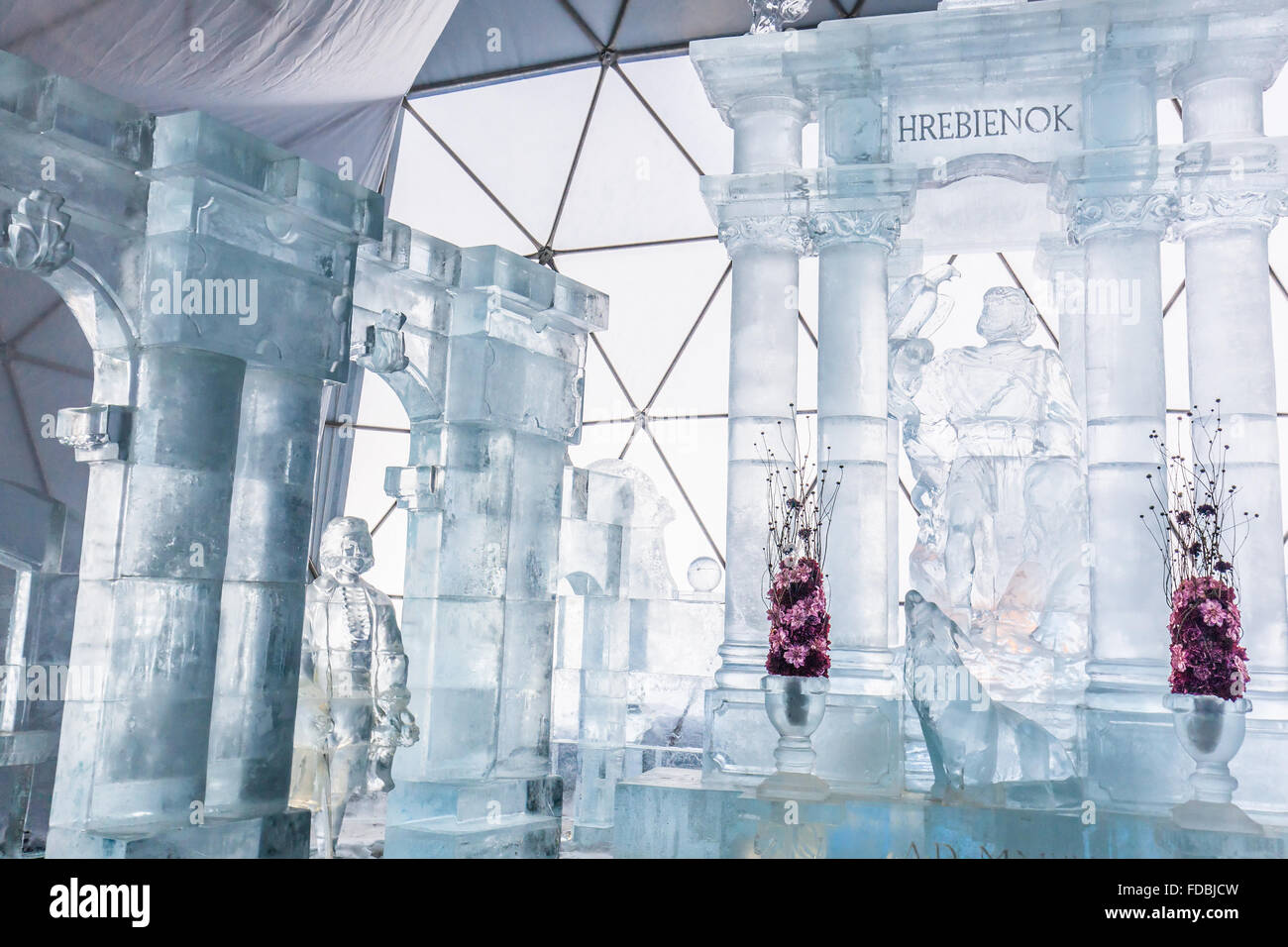 HREBIENOK, Slowakei - 6. Januar 2016: Eis in der hohen Tatra Tatra Haus, Hrebienok, Altar. Es gibt einen Altar mit Statuen aus Eis bauen. Stockfoto