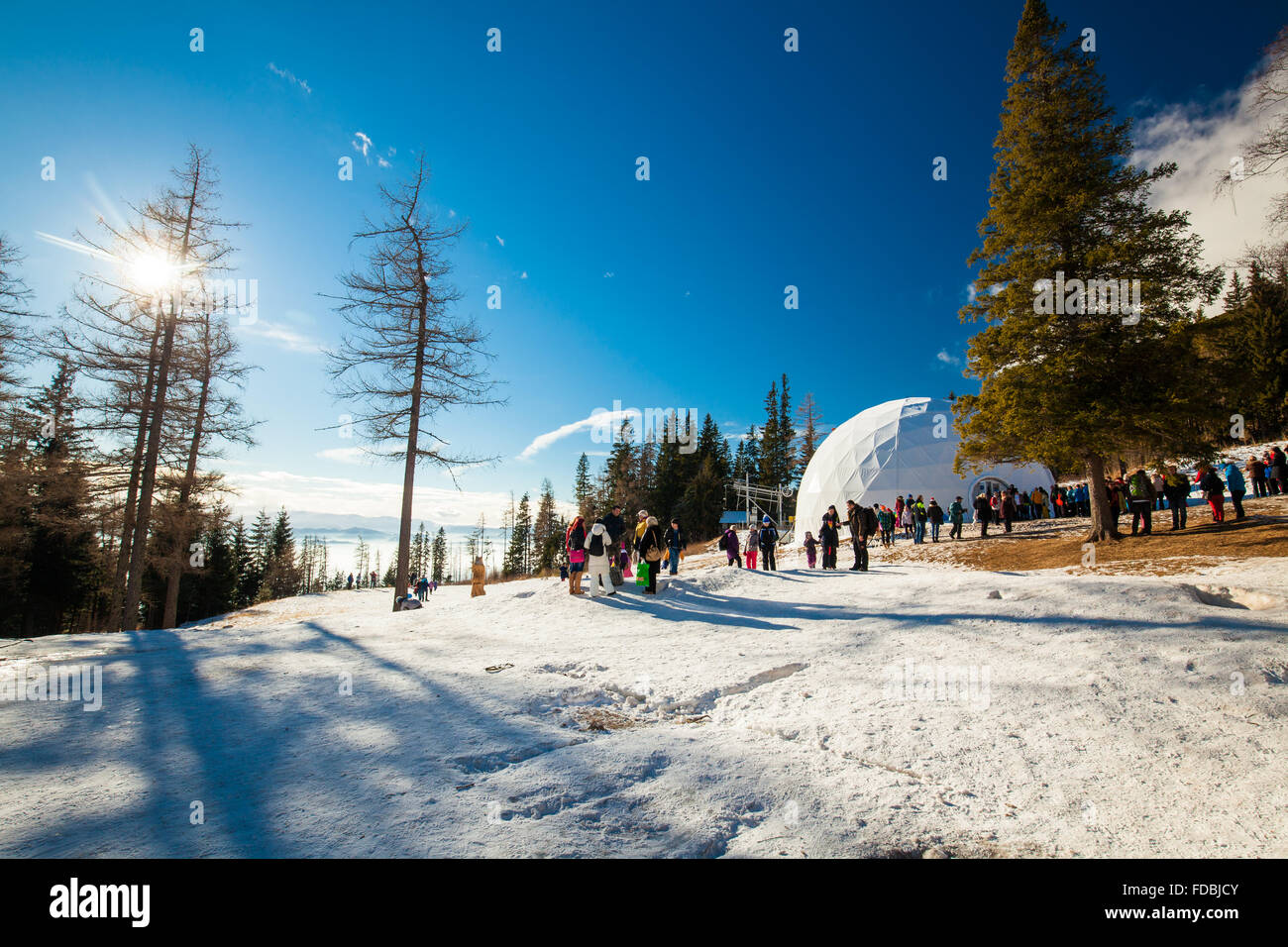 HREBIENOK, Slowakei - 6. Januar 2016: Außen Anzeigen der Ice Dome, Hrebienok, hohe Tatra. Es befindet sich ein Altar mit Statuen bauen von i Stockfoto