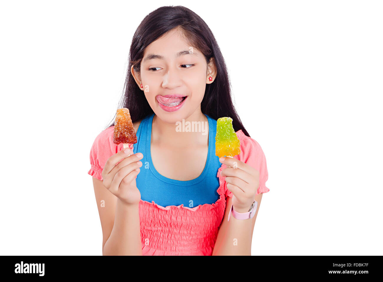 1 Teenager Mädchen Versuchung leckeres Eis beobachten Stockfoto