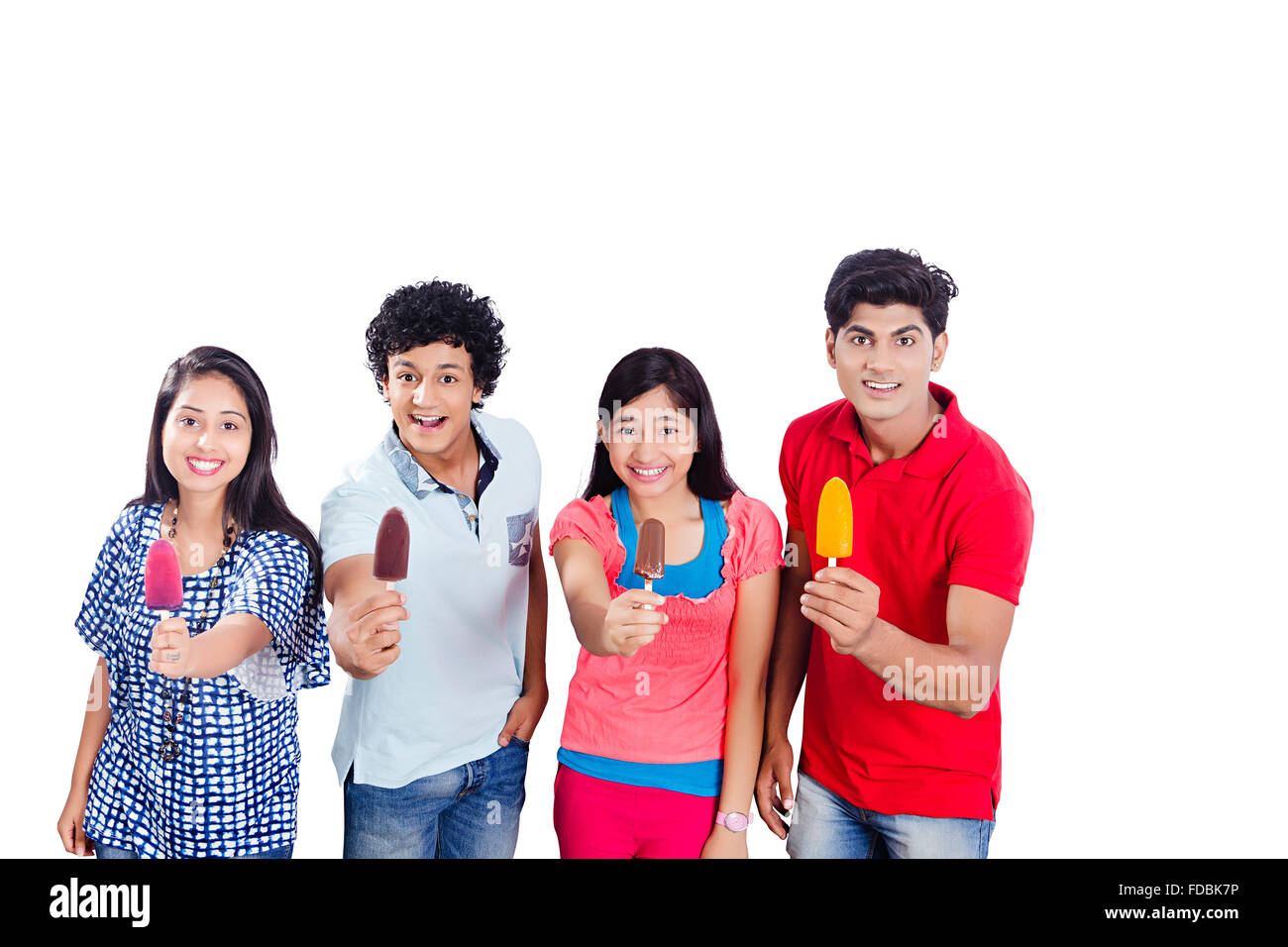 4 Teenager Freunde leckeres Eis geben Stockfoto