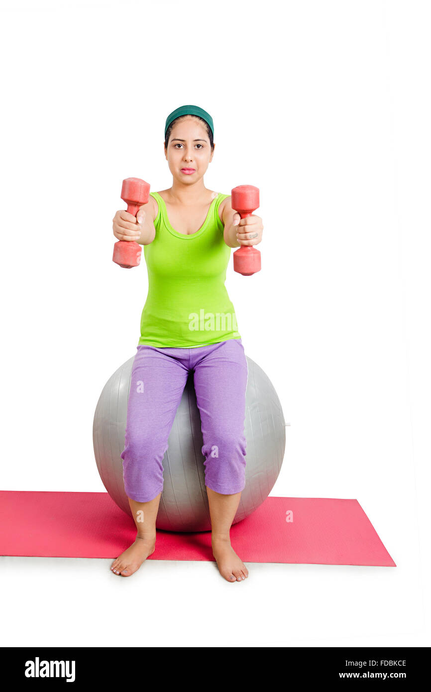1 Junge Frau sitzt Fitness Ball die Hand Gewichten trainieren Stockfoto