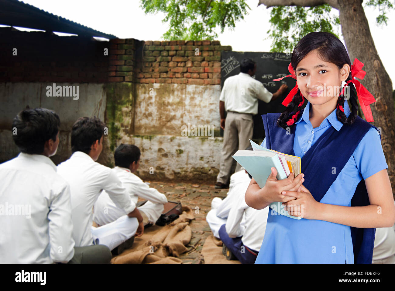 1 junge Teenager ländlichen Mädchen Schüler Schule Klassenzimmer stehen Stockfoto