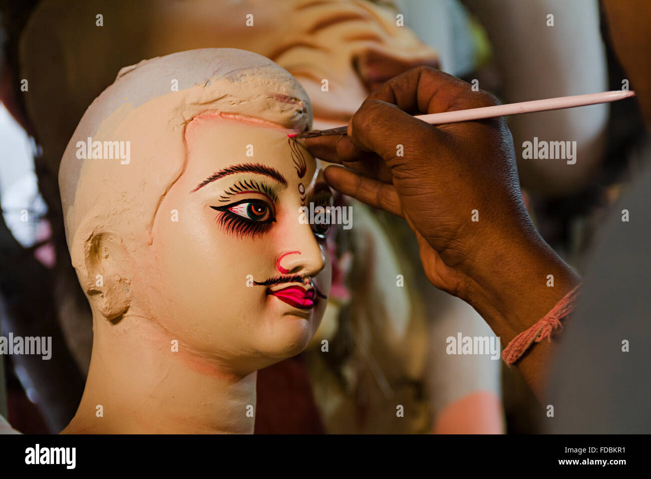 1 Erwachsener Mann Durga Puja Statuen Malerei Stockfoto
