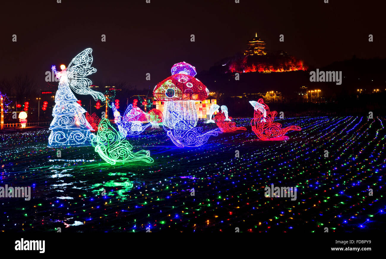 Jiangsu, China. 29. Januar 2016. Foto aufgenommen am 29. Januar 2016 zeigt Laternen auf einer Laterne fair in Zhenjiang City in der ostchinesischen Provinz Jiangsu. Die Laterne-Messe, die mehr als 200 Arten von Laternen aus Jiangsu und Südost-China Taiwan zeigt, eröffnet am Freitag und dauert 28 Tage. Bildnachweis: Xinhua/Alamy Live-Nachrichten Stockfoto