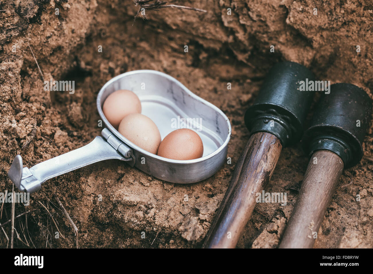 Deutsche militärische Munition des zweiten Weltkriegs am Boden. Granaten Stockfoto