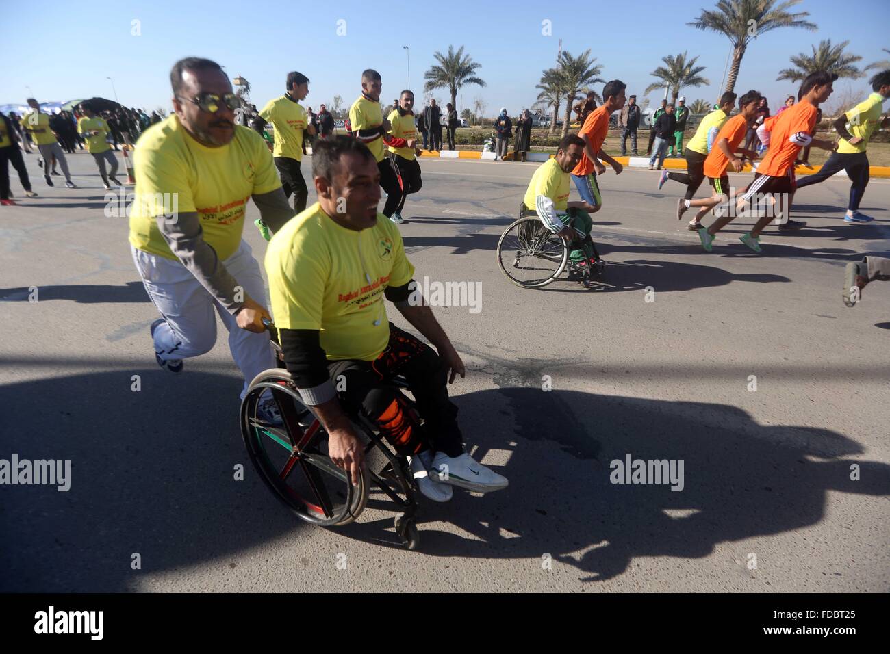 Bagdad. 29. Januar 2016. Teilnehmer konkurrieren während der ersten Bagdad International Marathon am 29. Januar 2016. Mehr als 2.000 irakische Volk nahmen Teil an der Veranstaltung auf Bagdad International Airport Street westlich von der Stadt Bagdad am Freitagnachmittag. Bildnachweis: Khalil Dawood/Xinhua/Alamy Live-Nachrichten Stockfoto