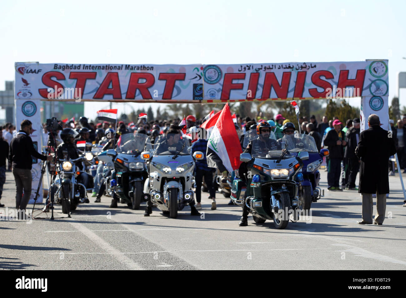 Bagdad. 29. Januar 2016. Irakische Biker warten auf den Start des ersten Bagdad International Marathon am 29. Januar 2016. Mehr als 2.000 irakische Volk nahmen Teil an der Veranstaltung auf Bagdad International Airport Street westlich von der Stadt Bagdad am Freitagnachmittag. Bildnachweis: Khalil Dawood/Xinhua/Alamy Live-Nachrichten Stockfoto