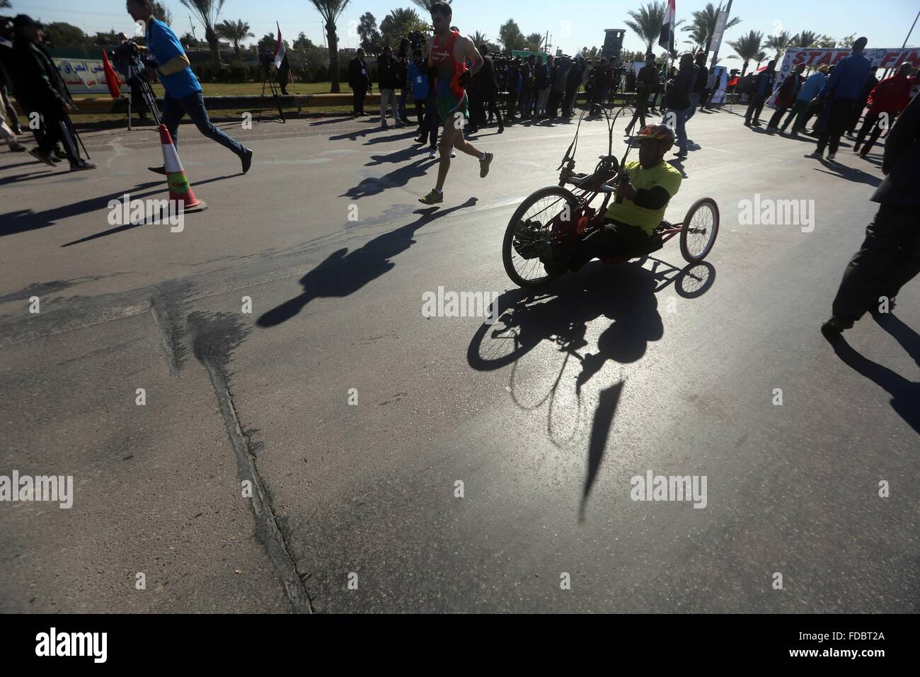 Bagdad. 29. Januar 2016. Teilnehmer konkurrieren während der ersten Bagdad International Marathon am 29. Januar 2016. Mehr als 2.000 irakische Volk nahmen Teil an der Veranstaltung auf Bagdad International Airport Street westlich von der Stadt Bagdad am Freitagnachmittag. Bildnachweis: Khalil Dawood/Xinhua/Alamy Live-Nachrichten Stockfoto