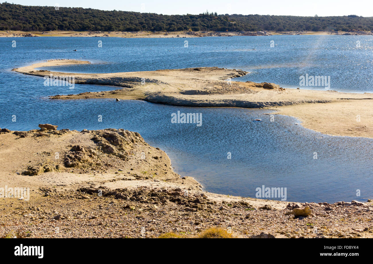 Ufer des großen Sees ValMayor, blauen Wasser in Madrid, Spanien Stockfoto