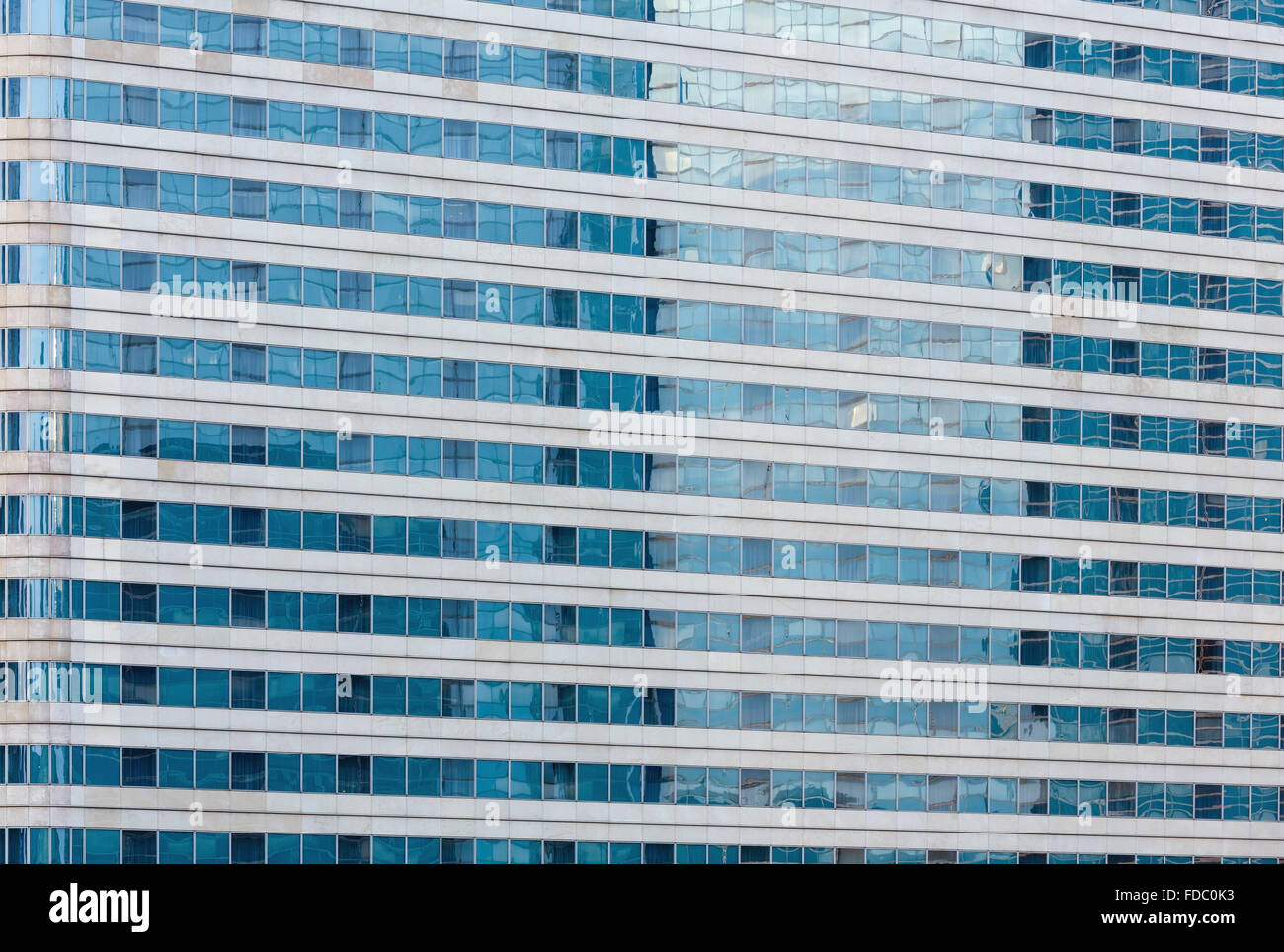Wand des Wolkenkratzers mit großen Anzahl von Windows. Architektur-Hintergrund. Stockfoto