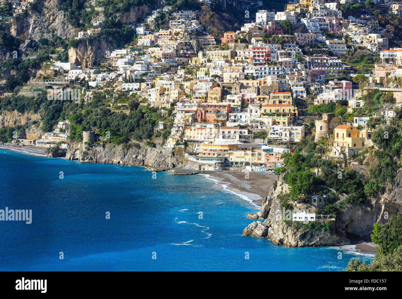 Mit Stadtblick Küste Positano auf felsigen Hügel. Amalfi, Italien. Januar 2015. Stockfoto