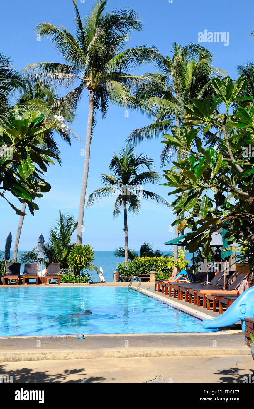 Swimmingpool des Hotels neben dem malerischen Coco Palm Beach Resort auf der Insel Koh Samui, Thailand Stockfoto