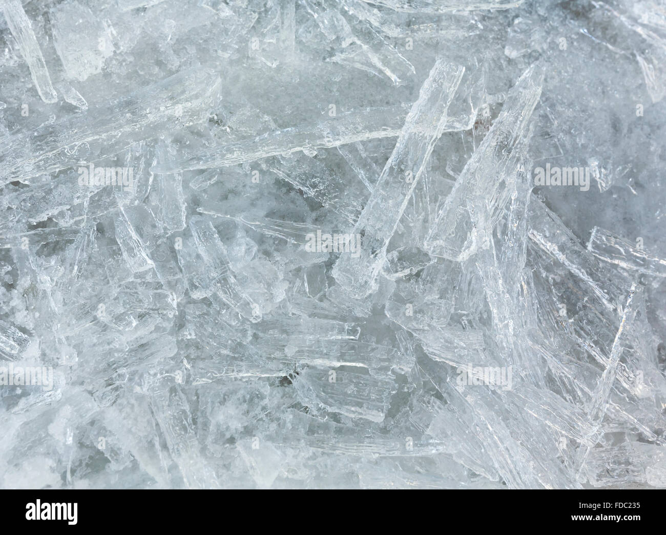 Viele längliche Stücke von Eis Closeup. Winter Hintergrund. Stockfoto