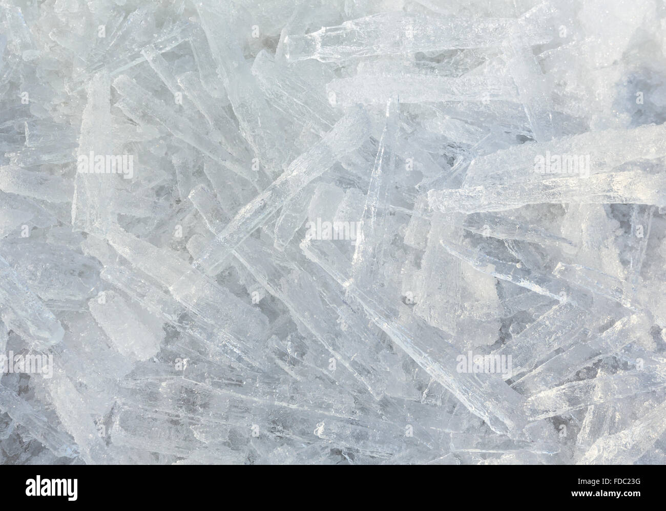 Viele längliche Stücke von Eis Closeup. Winter Hintergrund. Stockfoto