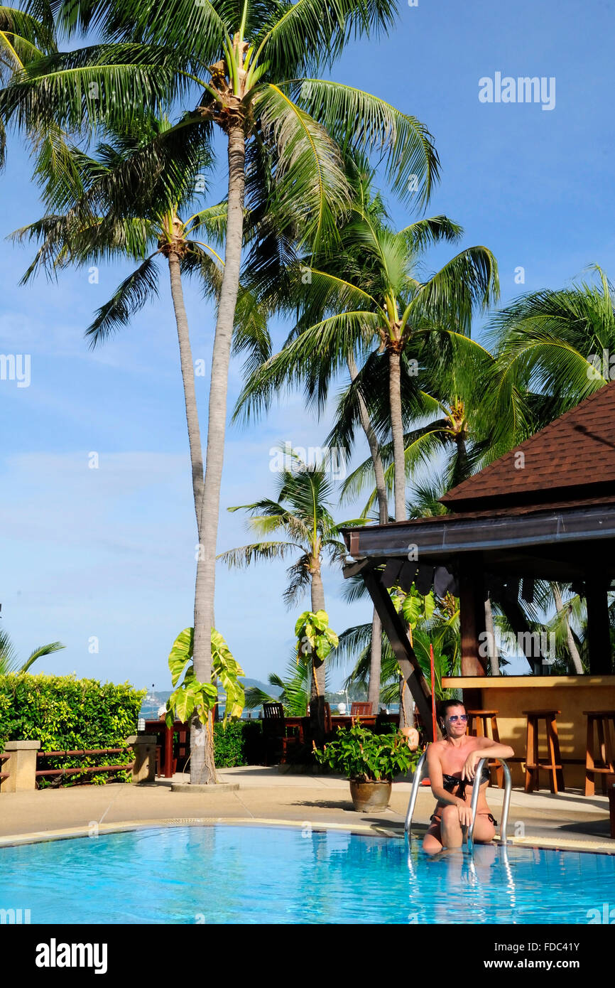 Swimmingpool des Hotels neben dem malerischen Coco Palm Beach Resort auf der Insel Koh Samui, Thailand Stockfoto