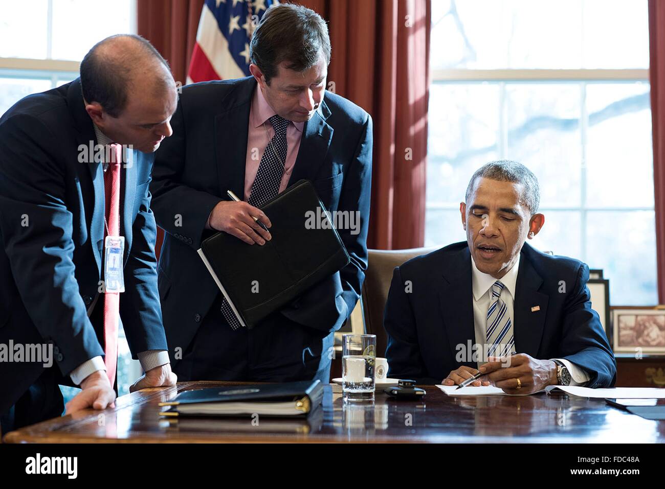 US-Präsident Barack Obama arbeitet mit Ben Rhodes, stellvertretender nationaler Sicherheitsberater für strategische Kommunikation, links, und Terry Szuplat, Senior Director für Speechwriting, auf Bemerkungen im Oval Office vor dem weißen Haus Gipfel zur Bekämpfung gewalttätiger Extremismus 18. Februar 2015 in Washington, DC. Stockfoto