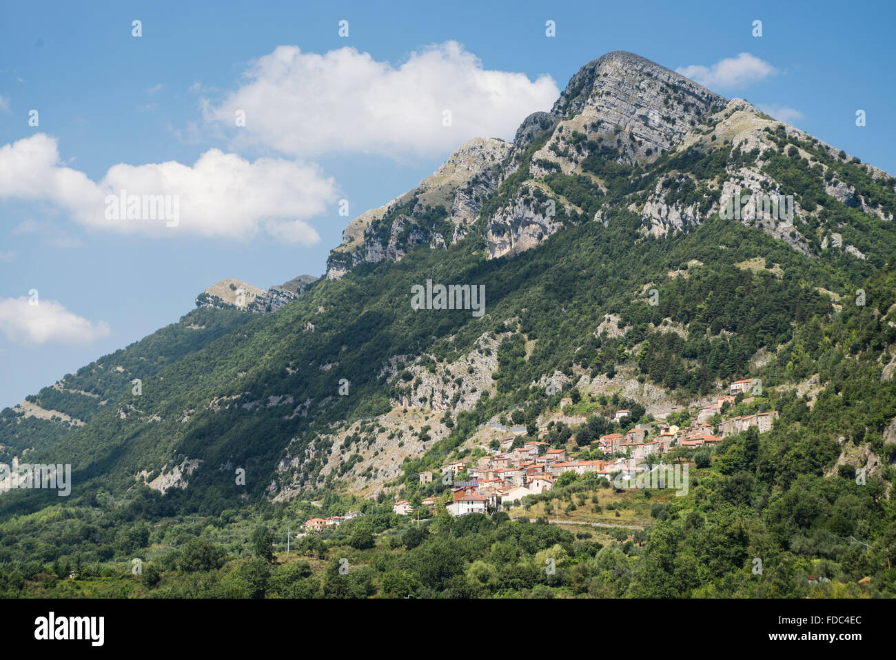Das Dorf Magliano Vetere am Hang einer felsigen Bergkette im Hinterland des Cilento, Kampanien, Italien Stockfoto