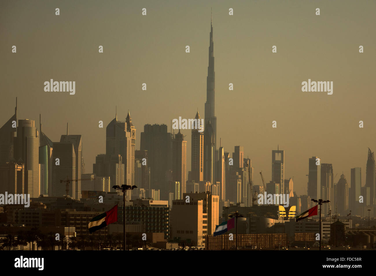 Vereinigte Arabische Emirate, Dubai, Skyline mit Burj Khalifa Stockfoto