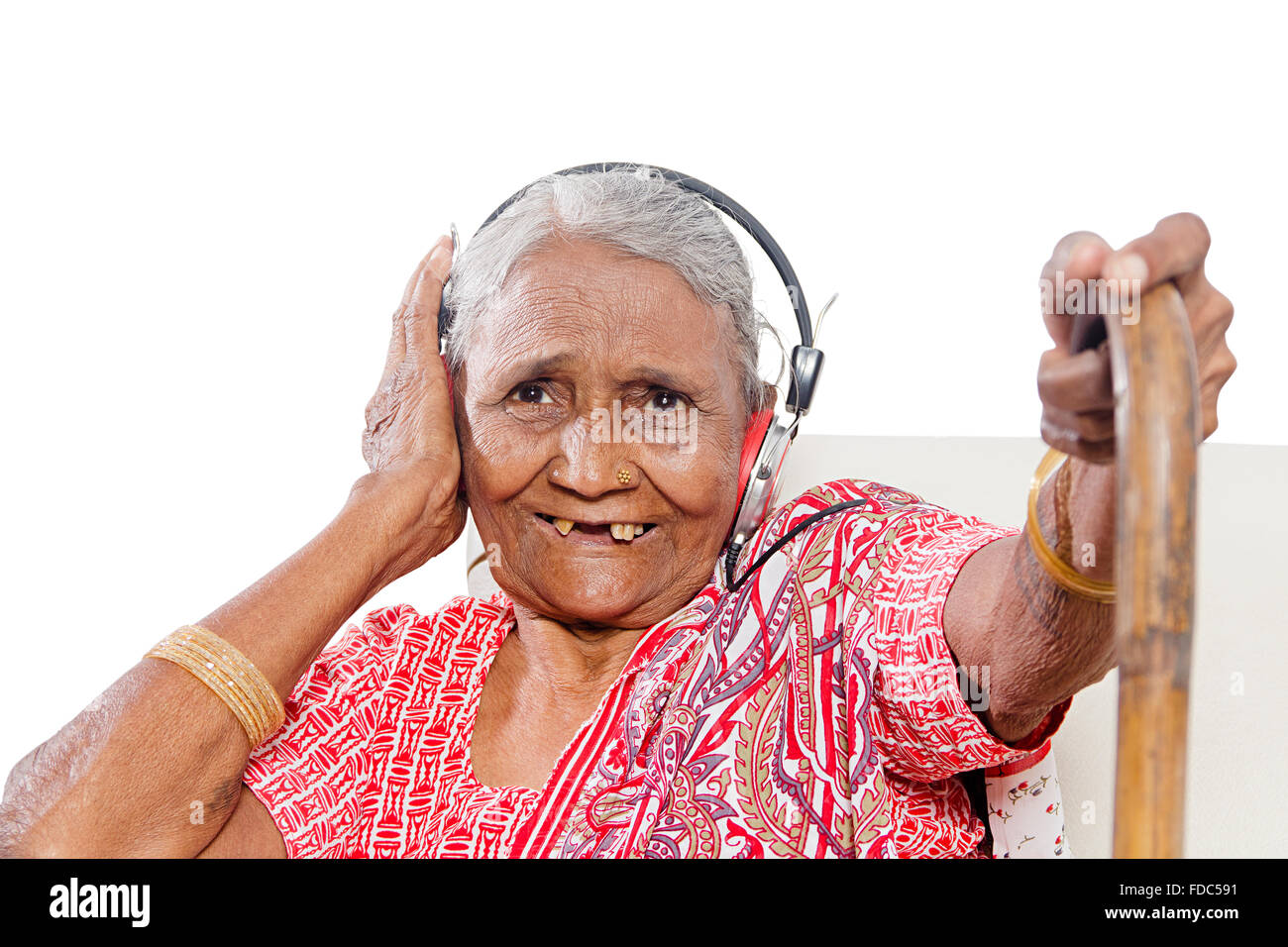 1 ältere Erwachsene Frau sitzen Sofa Kopfhörer Musik Unterhaltung Stockfoto
