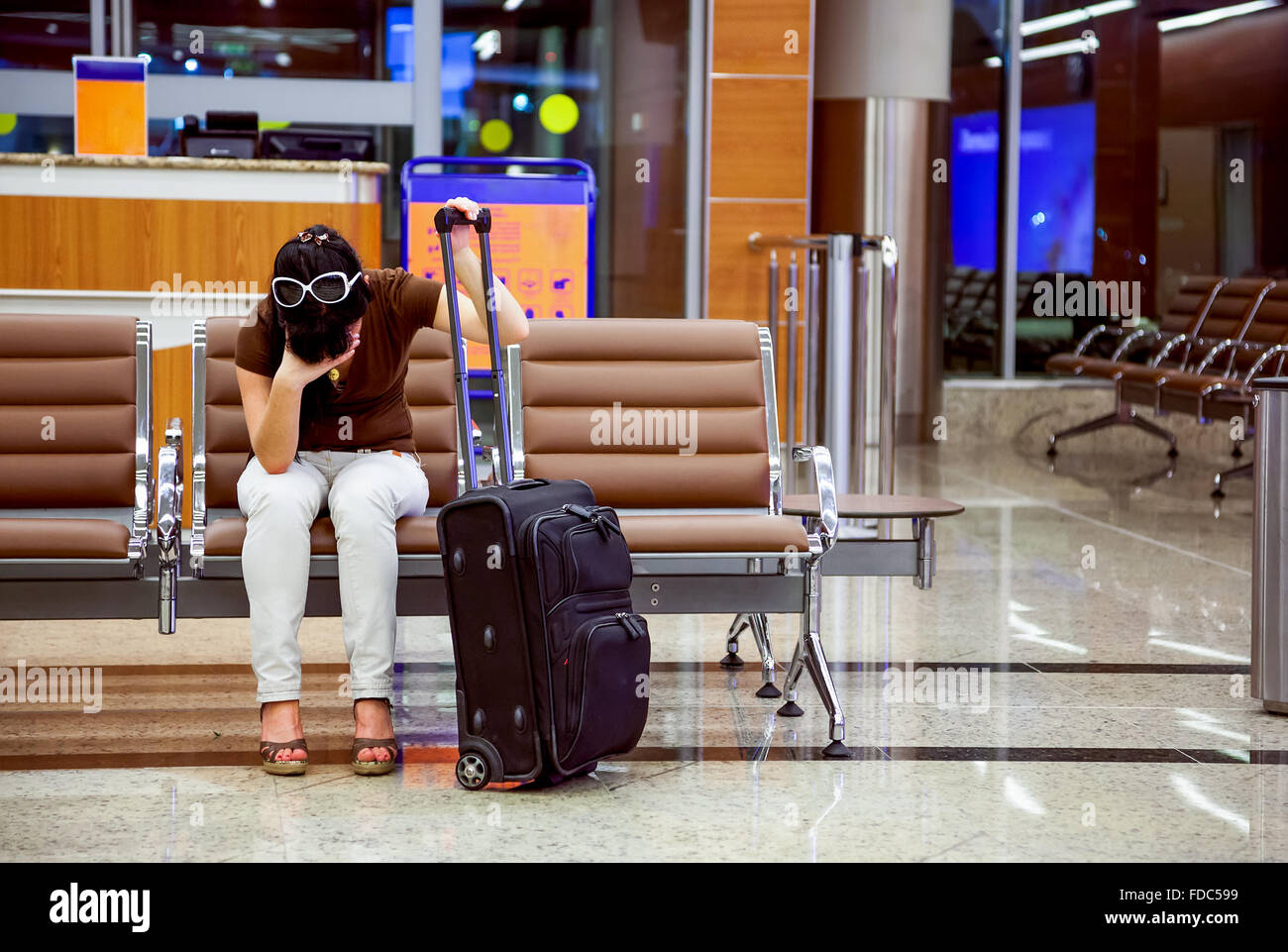 Frau kam zu spät für ein Flugzeug auf dem Flughafen Stockfoto