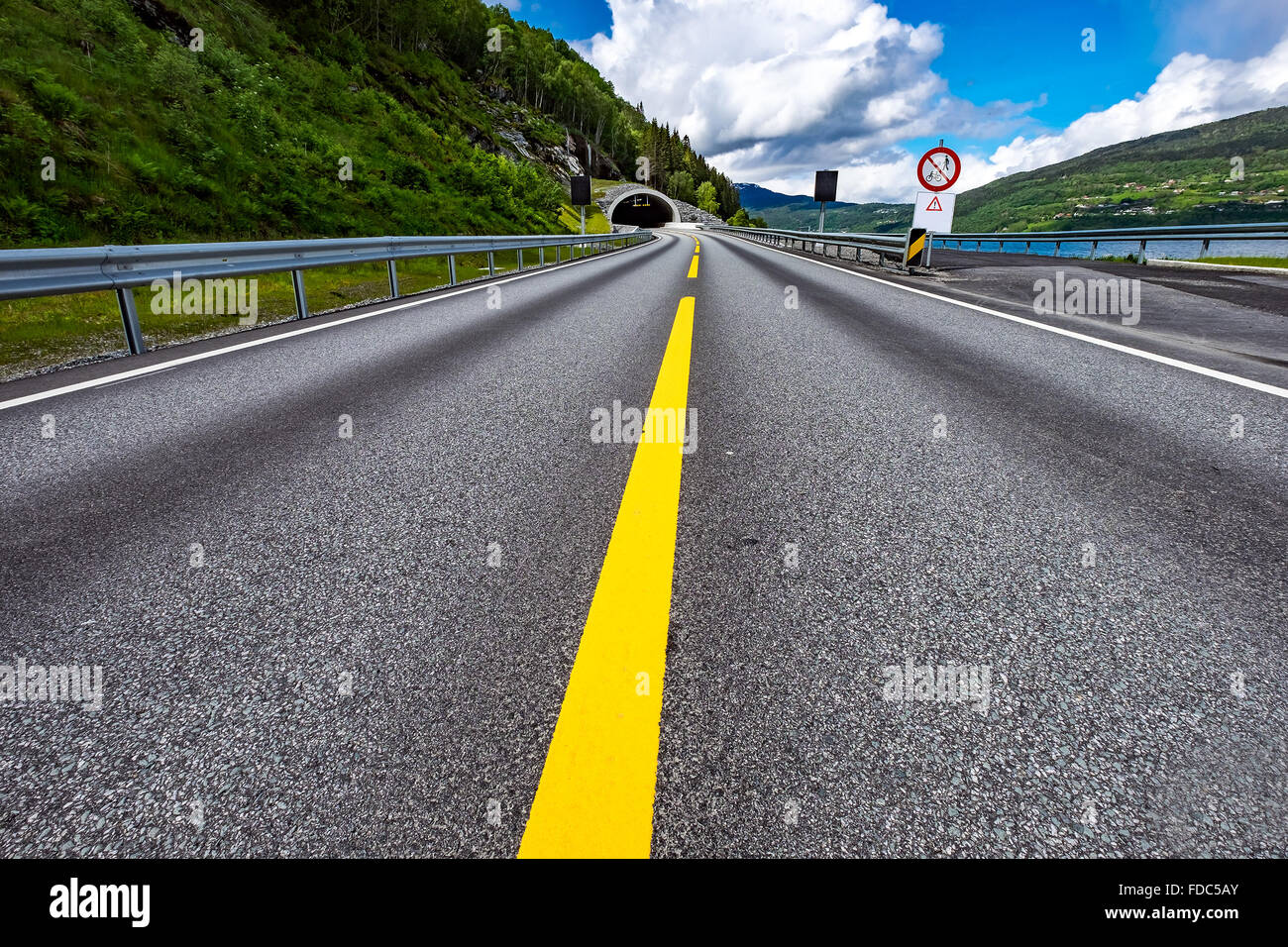 Bergstraße in Norwegen. Der Eingang zum Tunnel. Stockfoto