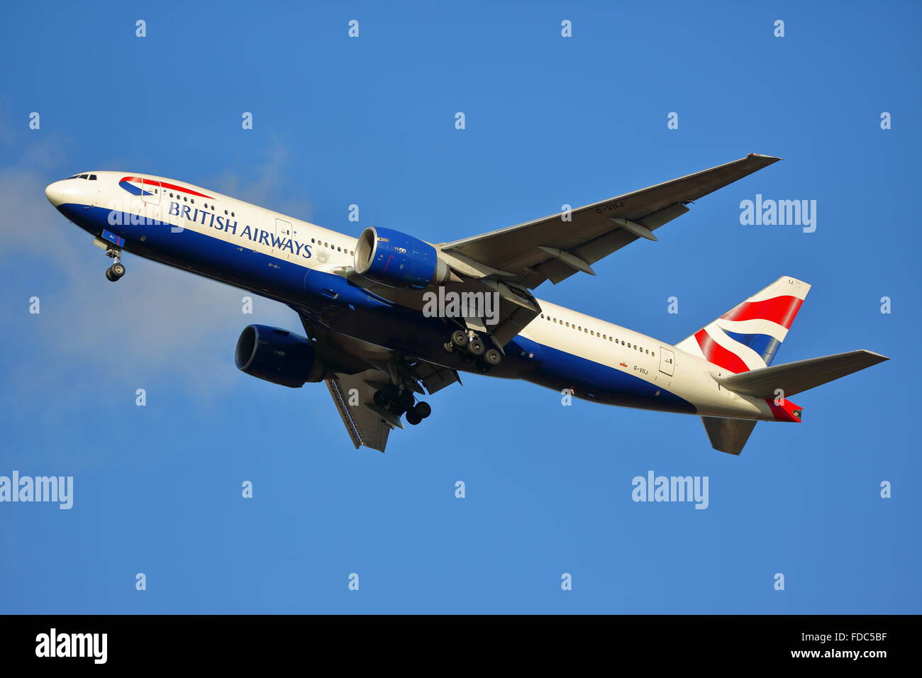 British Airways Boeing 777-200ER G-VIIJ landet auf dem Flughafen London Heathrow, Vereinigtes Königreich Stockfoto