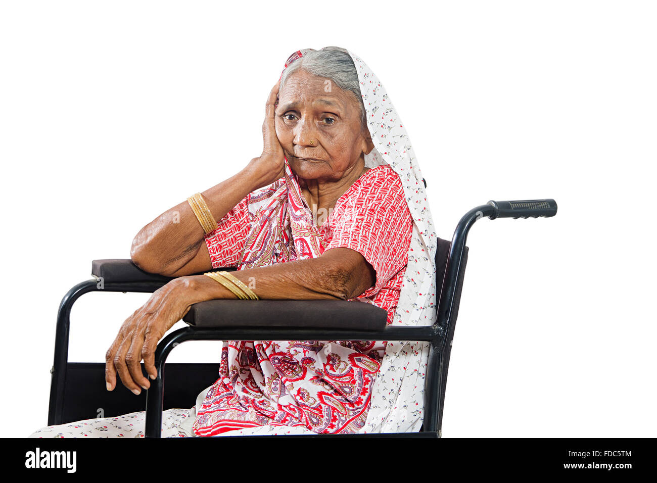 1 ältere Erwachsene Frau Behinderte Rollstuhl sitzen Gesundheit Problem denken Stockfoto
