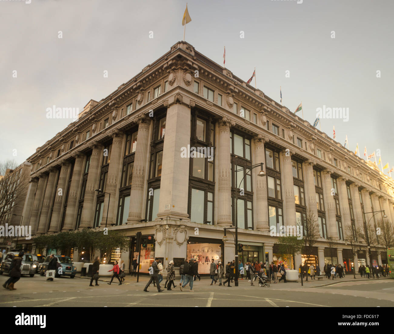 Selfridges-Kaufhaus von der Oxford Street an der Kreuzung mit der Orchard Street angesehen. Zentral-London, UK. 2016 Stockfoto