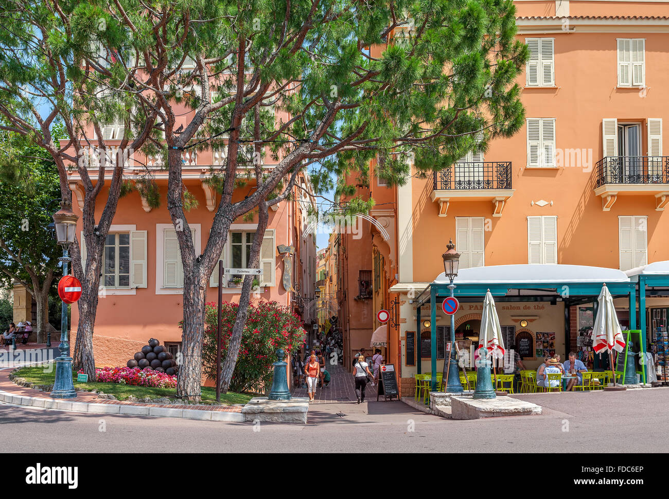 Kleines Restaurant und traditionellen bunten Häuser in Monaco-Ville. Stockfoto